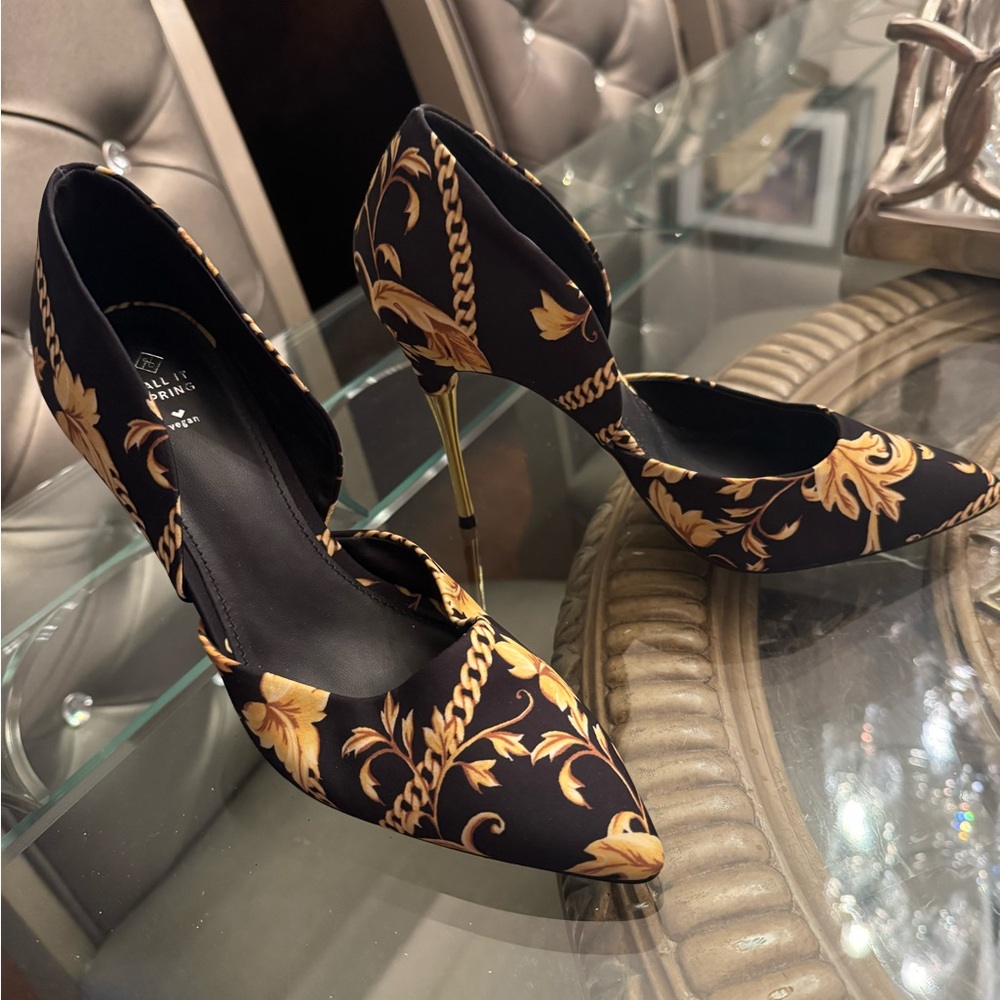 Beautiful black and gold pumps